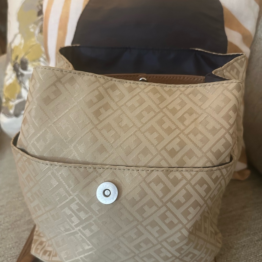 Tommy Hilfiger Signature ‎ Logo Backpack With Vegan Leather Trim | 12" X 10" - Picture 10 of 16